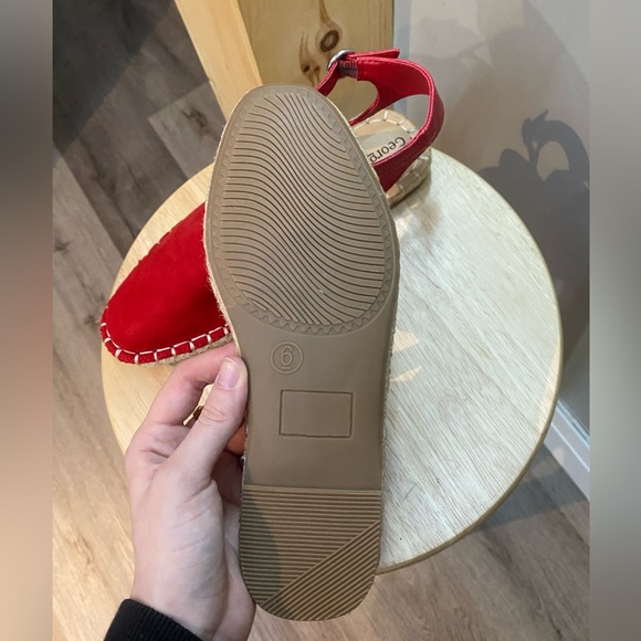 Red closed toed sandals - Picture 2 of 3